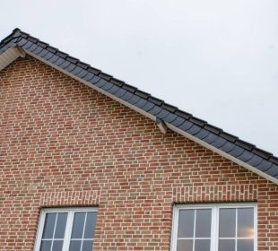 closeup-shot-of-a-brick-house-2023-11-27-05-12-22-utc-1-905x613