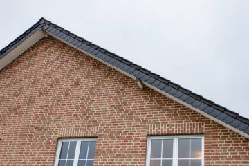 closeup-shot-of-a-brick-house-2023-11-27-05-12-22-utc-1-905x613