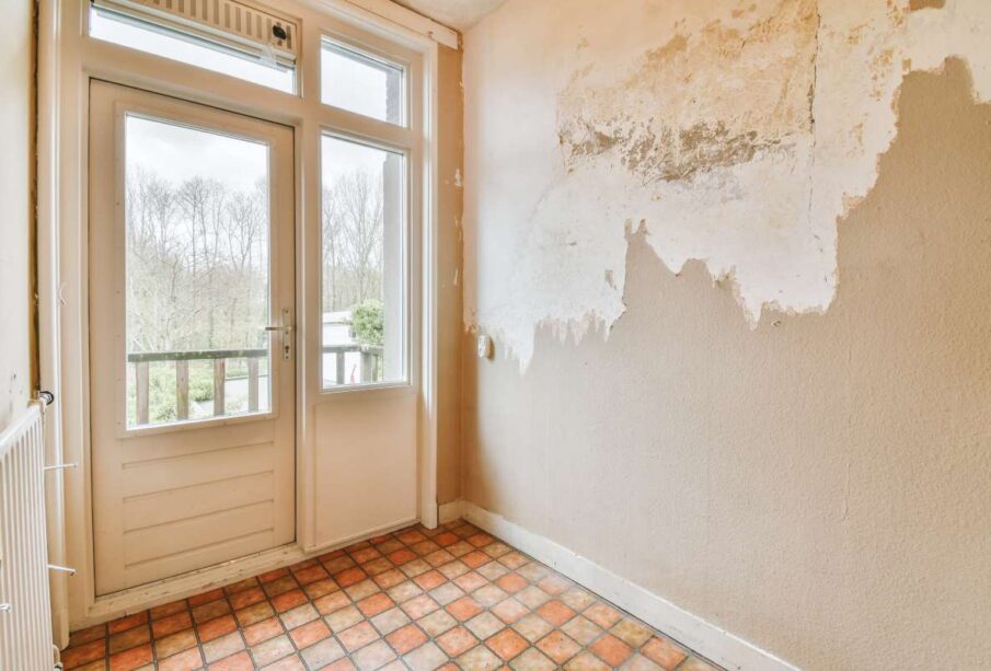 Plastic window and rwhite wall in empty light room at home